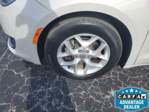 Used 2017 Chrysler Pacifica Touring-L w/ Tire & Wheel Group image 19