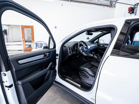 Used 2023 Porsche Cayenne Platinum Edition image 33