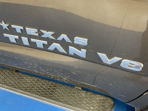 Used 2018 Nissan Titan SL w/ Texas Titan Edition AWD/4WD image 9