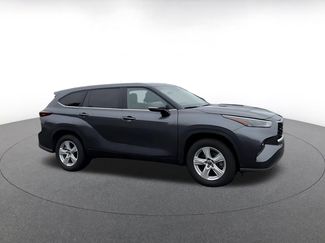 Used 2025 Toyota Highlander LE FWD video 2
