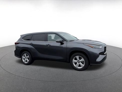 Used 2025 Toyota Highlander LE FWD image 2