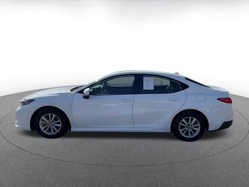 Used 2025 Toyota Camry LE image 8