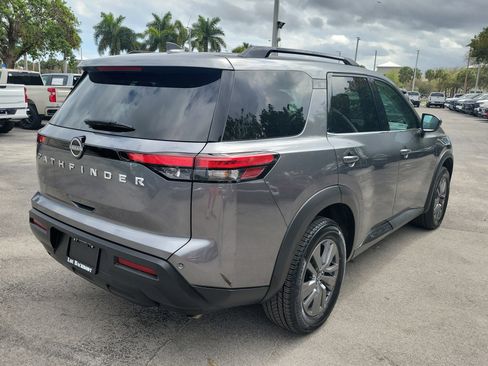 Used 2025 Nissan Pathfinder SV image 7