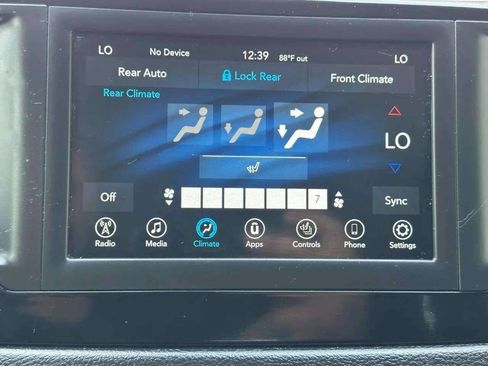 Used 2018 Chrysler Pacifica Touring-L image 21