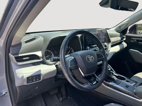 Used 2021 Toyota Highlander Limited FWD image 11