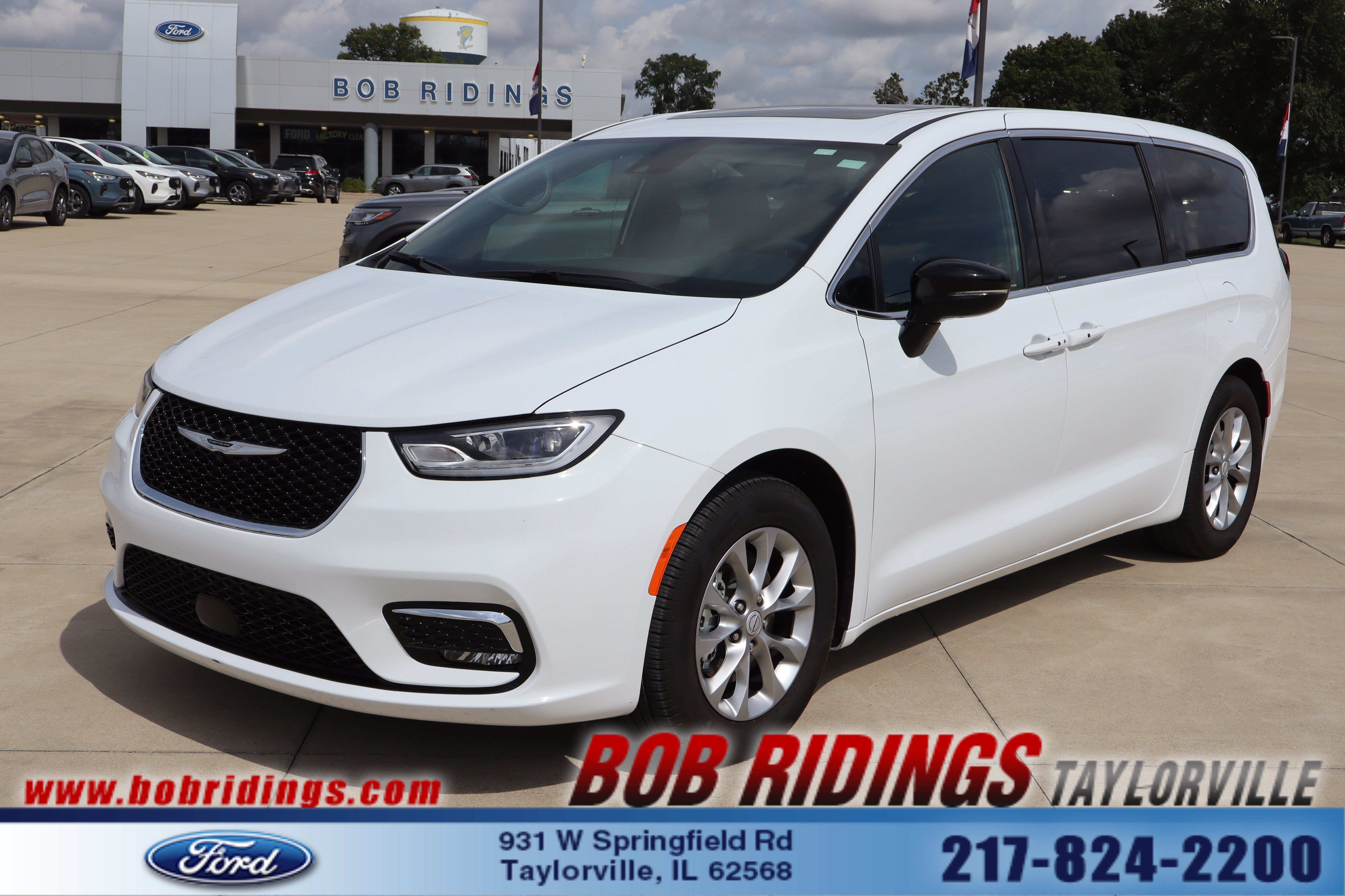 Used 2026 Chrysler Pacifica Limited FWD image 1