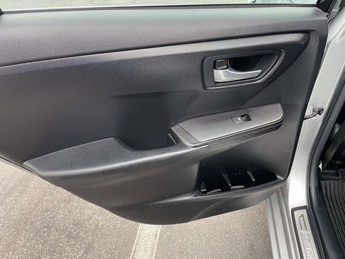 Used 2016 Toyota Camry SE image 16