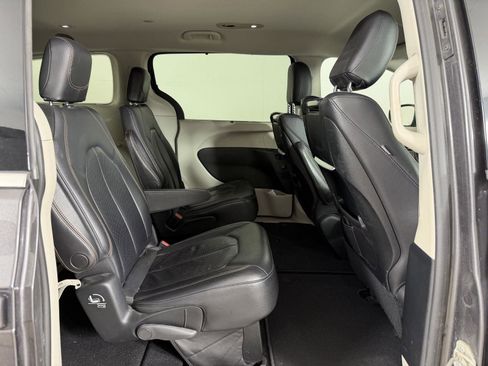 Used 2018 Chrysler Pacifica Touring-L Plus w/ Tire & Wheel Group FWD image 16