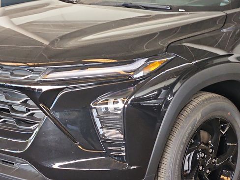 New 2026 Chevrolet Trax LT w/ Sunroof Package FWD image 3