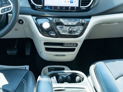 Certified 2024 Chrysler Pacifica Touring-L FWD image 33