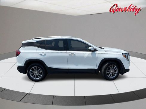 Used 2023 GMC Terrain SLT FWD image 2
