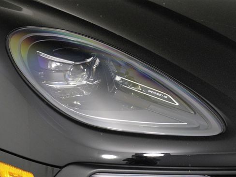 Certified 2025 Porsche Macan image 28