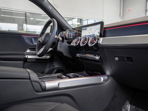 Used 2024 Mercedes-Benz GLB 250 GLB 250 w/ Exclusive Package image 18
