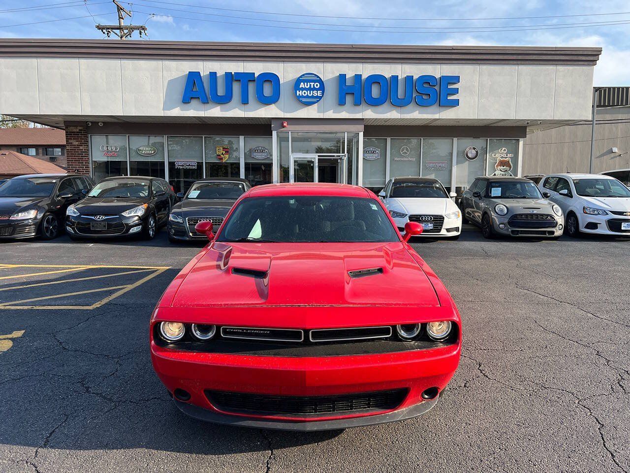 Used 2015 Dodge Challenger SXT RWD image 2