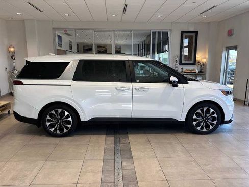 Used 2024 Kia Carnival EX image 2