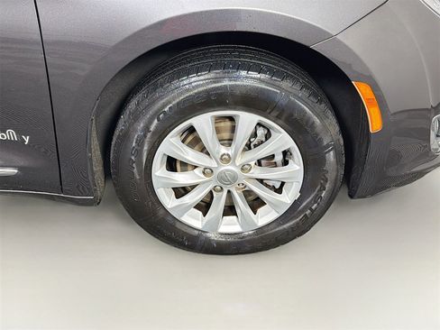 Used 2017 Chrysler Pacifica Touring-L image 34