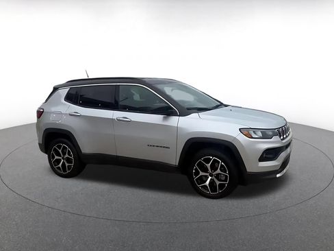 Used 2025 Jeep Compass Limited AWD/4WD image 2