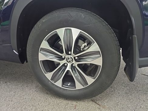 Used 2022 Toyota Highlander XLE AWD/4WD image 12