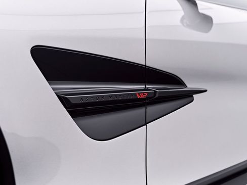 Used 2025 Aston Martin Vanquish RWD image 25