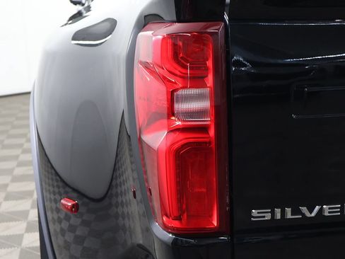 Used 2025 Chevrolet Silverado 3500 LTZ w/ LTZ Convenience Package AWD/4WD image 18