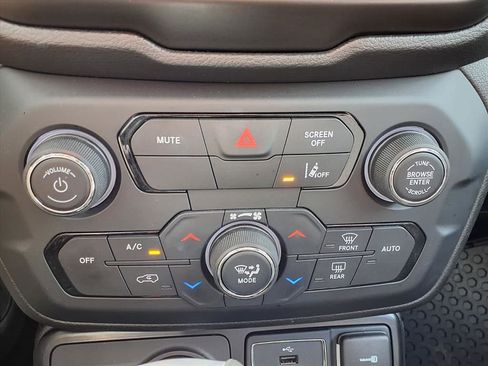 Used 2023 Jeep Renegade Altitude w/ Convenience Group I image 19