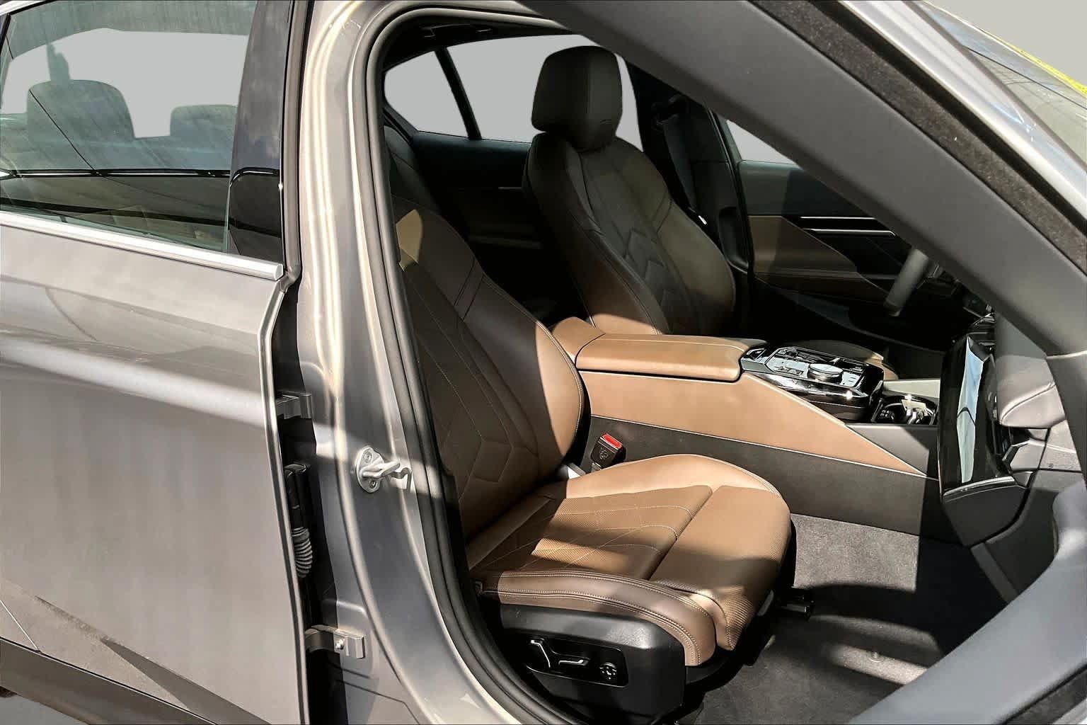 Used 2025 BMW 530i w/ Premium Package RWD image 9