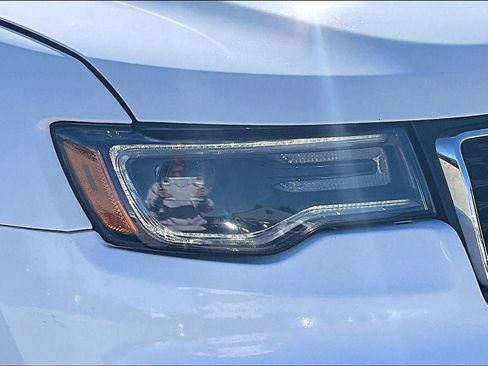 Used 2017 Jeep Grand Cherokee Limited w/ Luxury Group II image 32