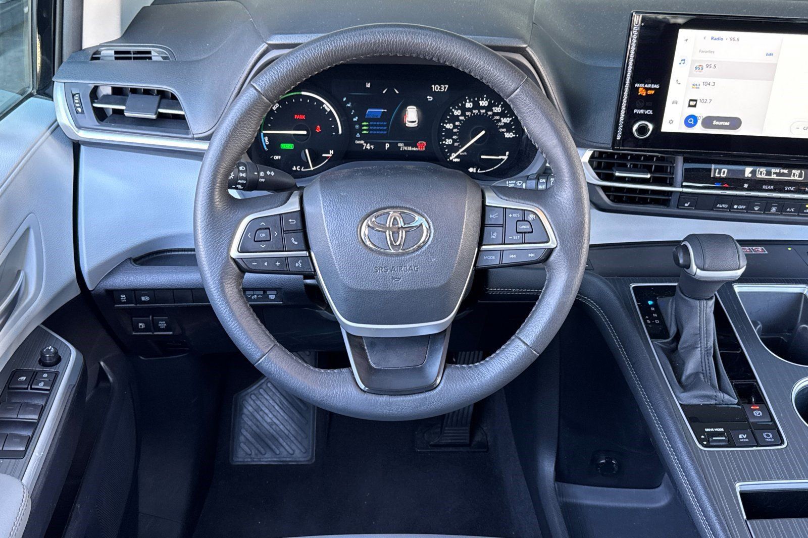 Used 2026 Toyota Sienna XLE FWD image 30
