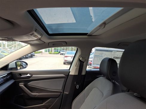 Used 2025 Volkswagen Jetta SE w/ Sunroof Package image 8