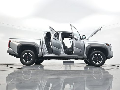 Used 2024 Toyota Tacoma TRD Off-Road image 43