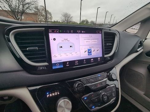 Used 2024 Chrysler Pacifica Touring-L image 13