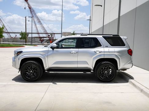 Used 2025 Toyota 4Runner SR5 AWD/4WD image 5