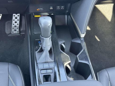 Used 2025 Toyota Camry SE image 6