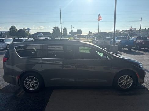 Used 2022 Chrysler Pacifica Touring-L FWD image 6