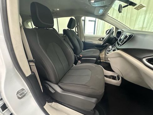 Used 2022 Chrysler Voyager LX image 18
