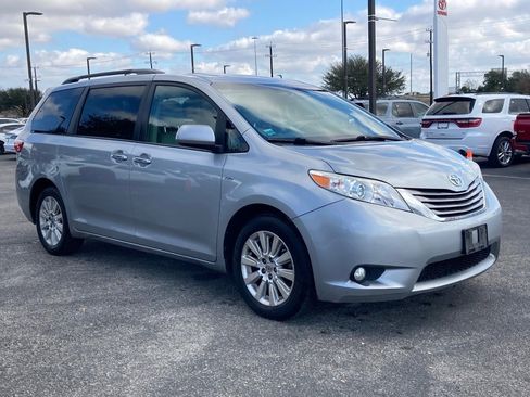 Used 2016 Toyota Sienna XLE image 3