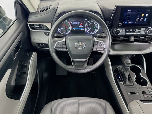 Used 2023 Toyota Highlander L image 16