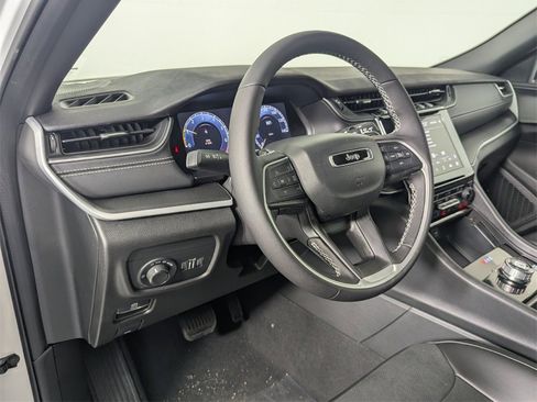 New 2025 Jeep Grand Cherokee Altitude image 11