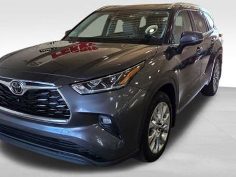 Used 2023 Toyota Highlander Limited image 1