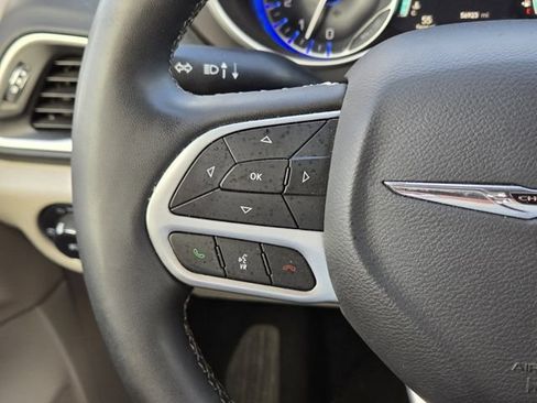 Used 2023 Chrysler Pacifica Touring-L FWD image 34