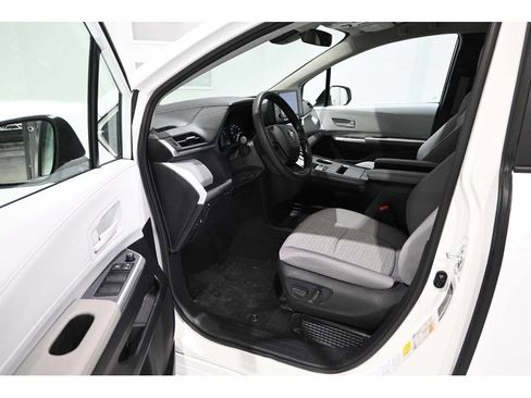 New 2025 Toyota Sienna LE image 13