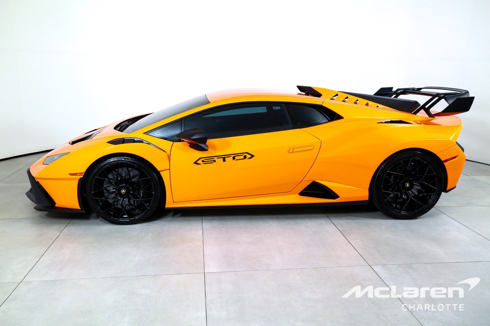Used 2022 Lamborghini Huracan STO RWD image 5