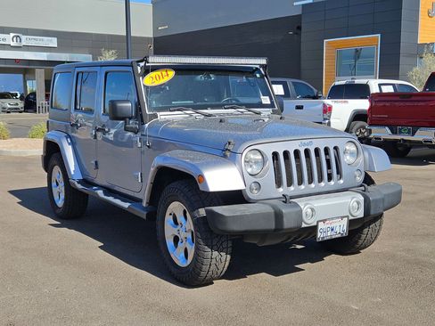 Used 2014 Jeep Wrangler Unlimited Sahara w/ Connectivity Group AWD/4WD image 7