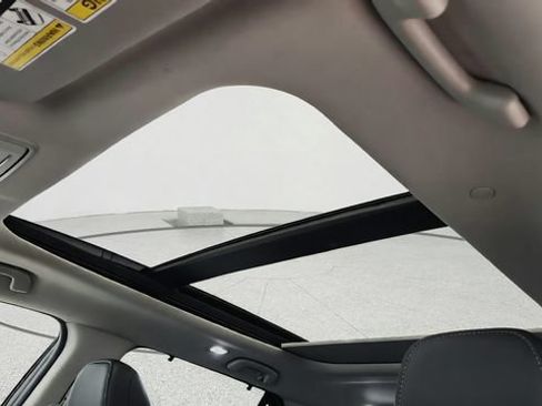 Used 2025 Honda Pilot Touring image 12