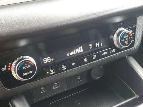 Used 2024 Mitsubishi Outlander SE image 18