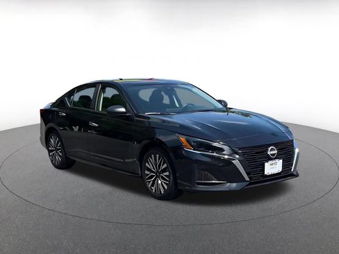 Used 2025 Nissan Altima 2.5 SV FWD image 3