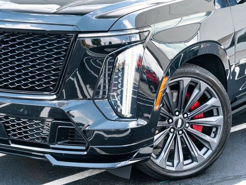 Used 2025 Cadillac Escalade ESV V AWD/4WD image 3