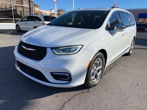 Used 2022 Chrysler Pacifica Limited w/ Uconnect Theater Family Group image 1