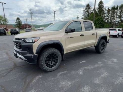 Used 2024 Chevrolet Colorado Trail Boss w/ Technology Package AWD/4WD image 4