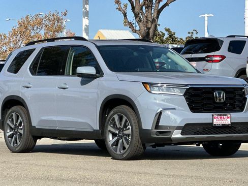 New 2025 Honda Pilot Touring image 2
